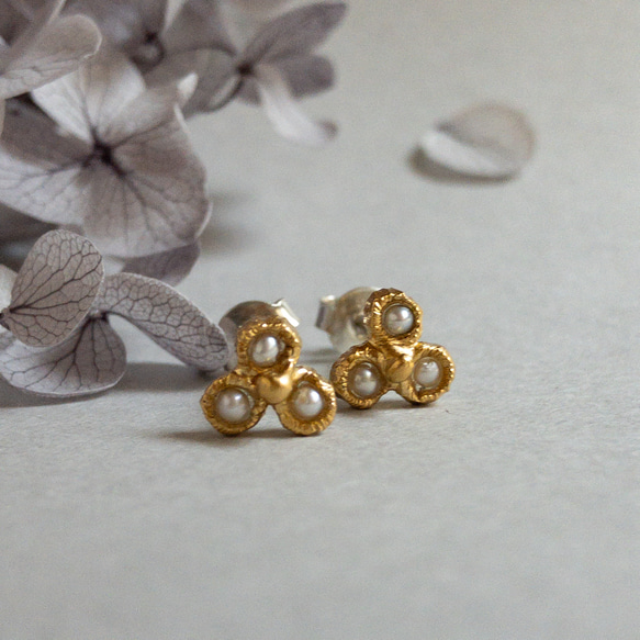 小種子珍珠花朵耳環 K18 鍍黃銅 第1張的照片