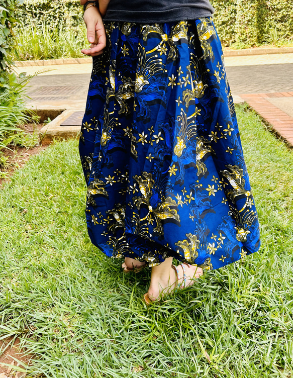 パラシュートスカート（ブルー＆イエローフラワー）★ケニアで愛される布「キテンゲ」使用。アフリカンプリント★ 4枚目の画像