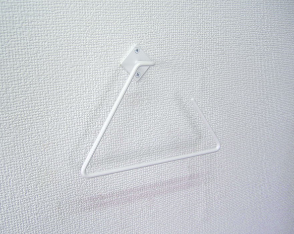 ホワイトアイアンタオルホルダー・清潔感のある真っ白なタオル掛け・三角形・トライアングル・スリムシンプルタオルハンガー 1枚目の画像