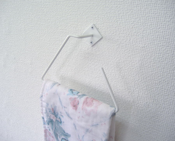 ホワイトアイアンタオルホルダー・清潔感のある真っ白なタオル掛け・三角形・トライアングル・スリムシンプルタオルハンガー 4枚目の画像