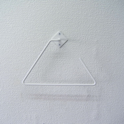 ホワイトアイアンタオルホルダー・清潔感のある真っ白なタオル掛け・三角形・トライアングル・スリムシンプルタオルハンガー 3枚目の画像