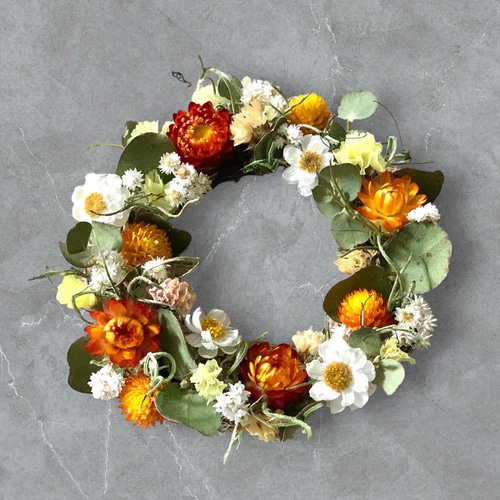 ビタミンカラーのハーフリースドライフラワーリース