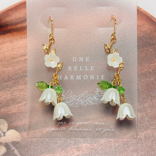 可憐な白いすずらんのピアス/イヤリング ハンドメイド ピアス（フック 