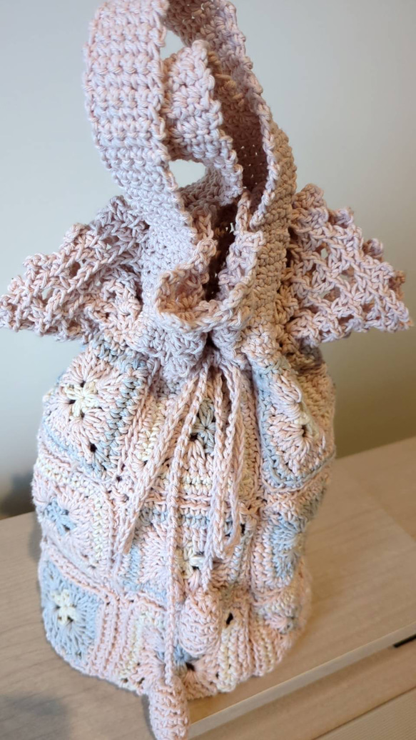 送料無料！新商品！1点もの！　『夏仕様！ややくすんだ淡いピンクカラーのお洒落な形の手編み巾着バッグ♪』 4枚目の画像