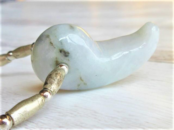 【C46】　ネックレス　翡翠　ひすい　勾玉　まが玉　古銀細工　天然石　天然石ビーズアクセサリー 4枚目の画像