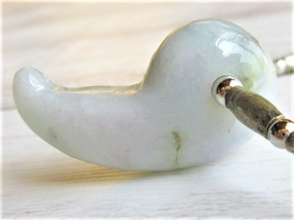 【C46】　ネックレス　翡翠　ひすい　勾玉　まが玉　古銀細工　天然石　天然石ビーズアクセサリー 1枚目の画像
