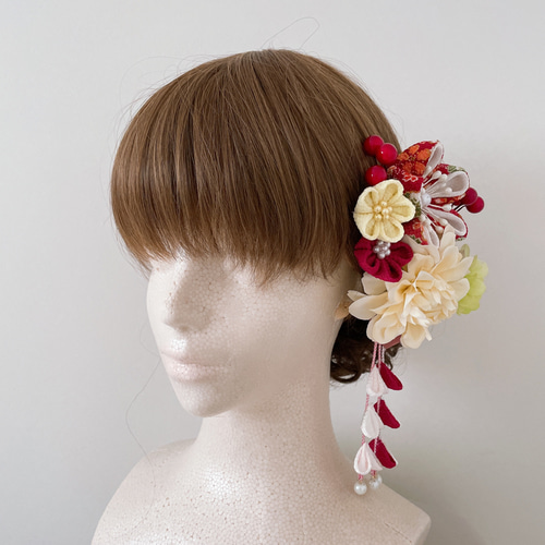 つまみ細工リボン髪飾り　ピンク　赤　白　七五三　成人式　浴衣　結婚式 つまみ細工の髪飾り【ちりめんのリボンと赤系のお花】成人式