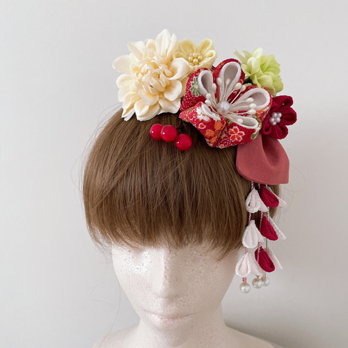つまみ細工リボン髪飾り　ピンク　赤　白　七五三　成人式　浴衣　結婚式 つまみ細工の髪飾り【大きなお花とリボン 赤ピンク系 さがり付き