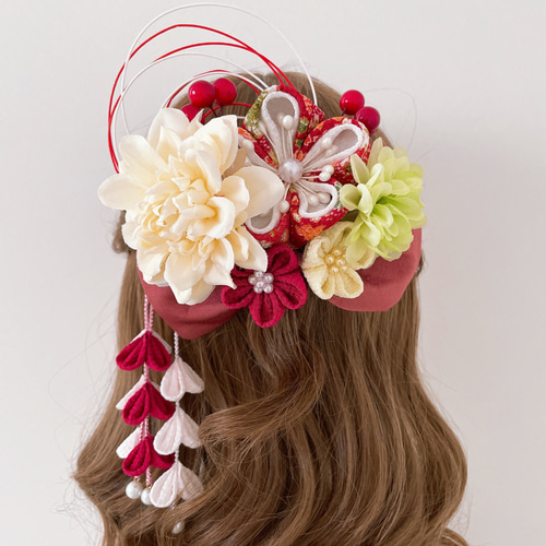 つまみ細工の髪飾り【大きなお花とリボン 赤ピンク系 さがり付き