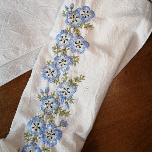 ネモフィラの刺繍で帯揚お作りします。 和装小物（帯・半襟