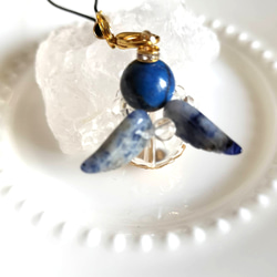 天使の羽ストラップ✨天然石のお守り✨幸運を呼ぶ石✨運気上昇✨ラピスラズリ×青龍水晶✨スマホストラップキーホルダー 2枚目の画像