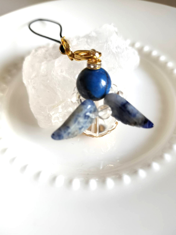 天使の羽ストラップ✨天然石のお守り✨幸運を呼ぶ石✨運気上昇✨ラピスラズリ×青龍水晶✨スマホストラップキーホルダー 2枚目の画像