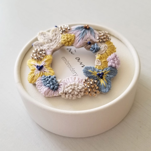 リース刺繍ブローチ 1枚目の画像