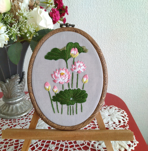 刺繡フレーム　夏を美しく彩る清らかな花　蓮の花 1枚目の画像
