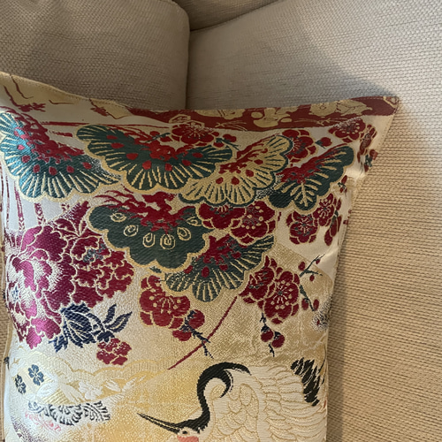 2585日本の御土産！花嫁衣装の丸帯リメイク 豪華刺繍の正絹クッション