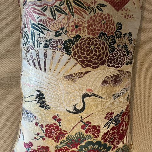 2585日本の御土産！花嫁衣装の丸帯リメイク 豪華刺繍の正絹クッション