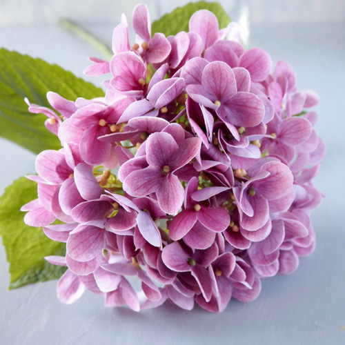 しっとりリアルな触り心地のピンク紫陽花3輪とブルーベリーを束ねた
