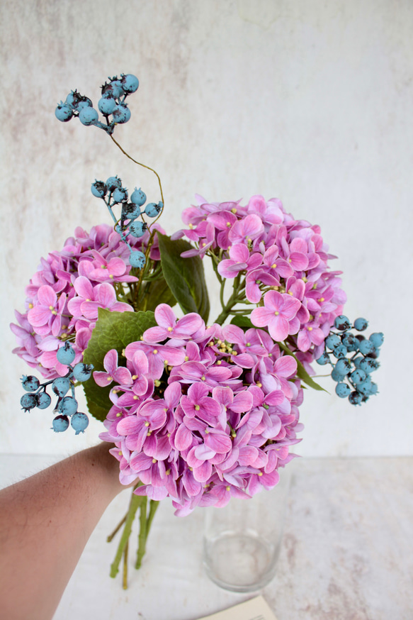 ピンク紫陽花3輪とブルーベリーの花束【花瓶別売り】 5枚目の画像