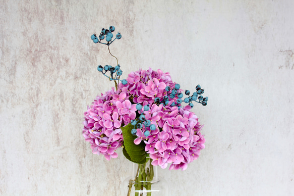 ピンク紫陽花3輪とブルーベリーの花束【花瓶別売り】 4枚目の画像