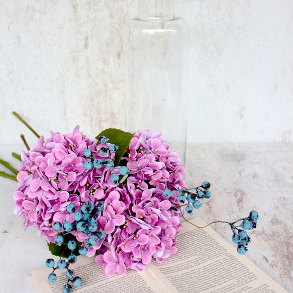 ピンク紫陽花3輪とブルーベリーの花束【花瓶別売り】 3枚目の画像