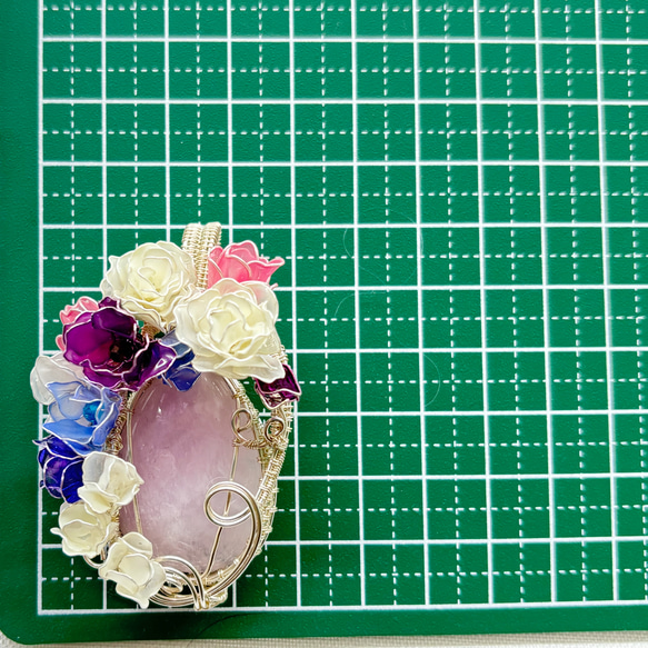 クンツァイトとアメリカンフラワーの盛花のペンダントトップ 5枚目の画像