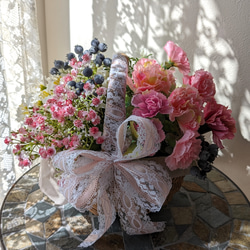 ずっときれい！母の日にも普段にも♪カーネーションとお花が大人可愛い！かごアレンジメント　母の日　インテリア 2枚目の画像