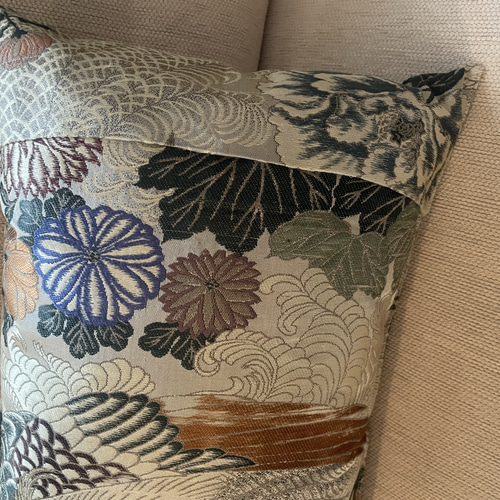 2595日本の御土産！花嫁衣装の丸帯リメイク 豪華刺繍の正絹クッション