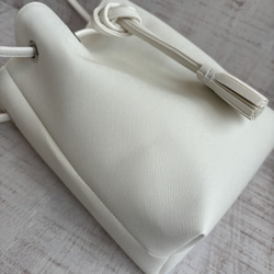 【ホワイト×ピーコックグリーンシャンタン】フェイクレザー巾着バッグ 6枚目の画像