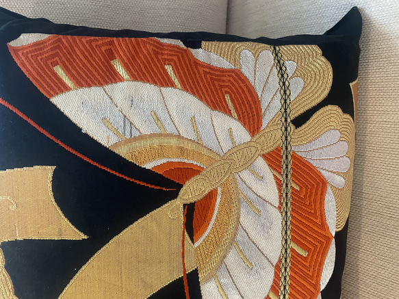 2598日本の御土産に！豪華刺繍の袋帯リメイク正絹クッションカバー40✖️40cm 2枚目の画像