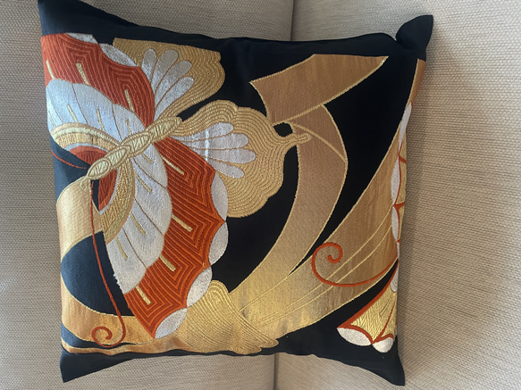 2599日本の御土産に！豪華刺繍の袋帯リメイク正絹クッションカバー40✖️40cm 4枚目の画像