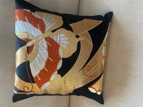2599日本の御土産に！豪華刺繍の袋帯リメイク正絹クッションカバー40✖️40cm 1枚目の画像