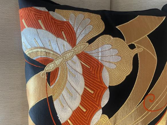 2599日本の御土産に！豪華刺繍の袋帯リメイク正絹クッションカバー40✖️40cm 2枚目の画像