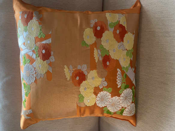 2600日本の御土産に！豪華刺繍の袋帯リメイク正絹クッションカバー40✖️40cm 4枚目の画像