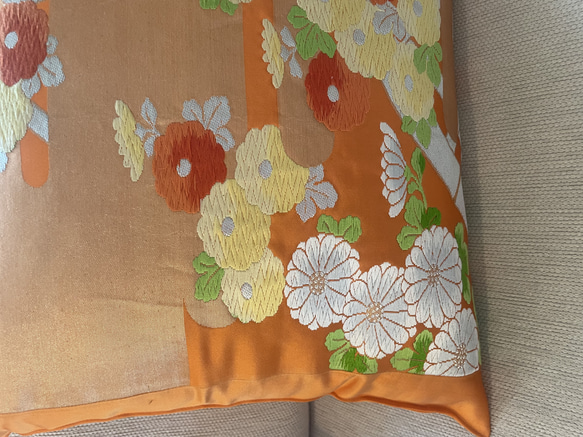 2600日本の御土産に！豪華刺繍の袋帯リメイク正絹クッションカバー40✖️40cm 2枚目の画像