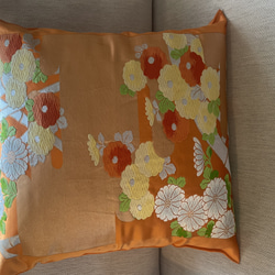 2600日本の御土産に！豪華刺繍の袋帯リメイク正絹クッションカバー40✖️40cm 1枚目の画像