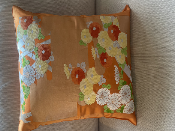 2600日本の御土産に！豪華刺繍の袋帯リメイク正絹クッションカバー40✖️40cm 1枚目の画像