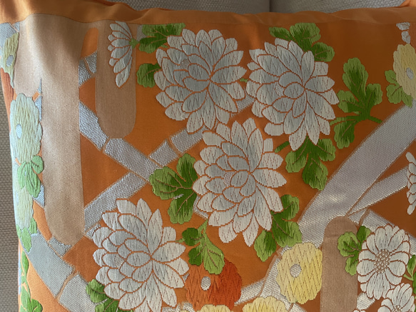 2601日本の御土産に！豪華刺繍の袋帯リメイク正絹クッションカバー40✖️40cm 2枚目の画像