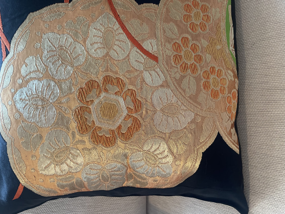 2605日本の御土産に！豪華刺繍の袋帯リメイク正絹クッションカバー40✖️40cm 2枚目の画像