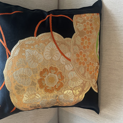 2605日本の御土産に！豪華刺繍の袋帯リメイク正絹クッションカバー40✖️40cm 1枚目の画像