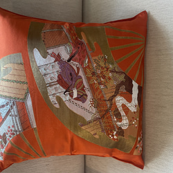 2607日本の御土産に！豪華刺繍の袋帯リメイク正絹クッションカバー40✖️40cm 1枚目の画像