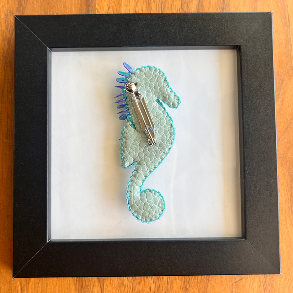 タツノオトシゴのビーズ刺繍ブローチ(アクアブルー) 夏　海 7枚目の画像