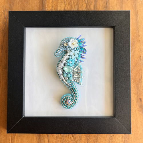 タツノオトシゴのビーズ刺繍ブローチ(アクアブルー) 夏 海 ブローチ