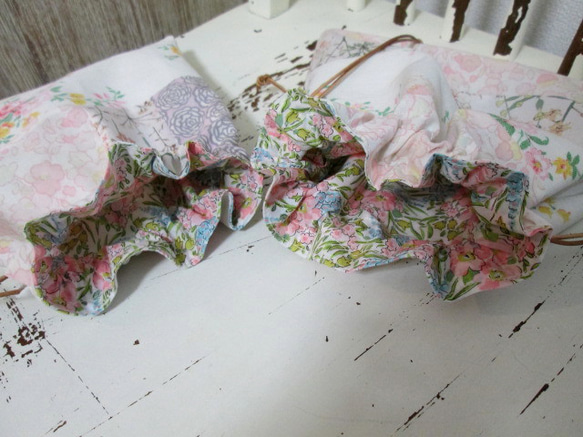 「les guimauves」フレンチ花柄ファブリックとリバティのパッチワークの巾着ポーチセット 7枚目の画像