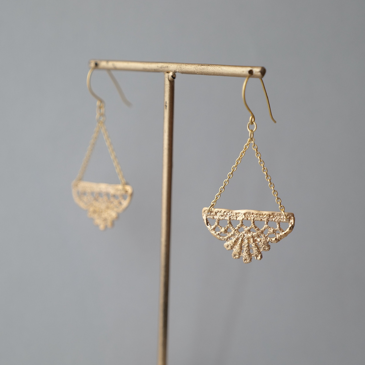 18KGP　スカラップクロシェフックピアス