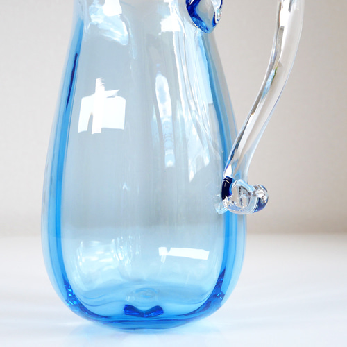 青色ガラス製ピッチャー Amazon｜シンプルなウォーターピッチャー蓋とハンドル付きの青いガラス