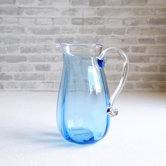 青いガラス製ピッチャー