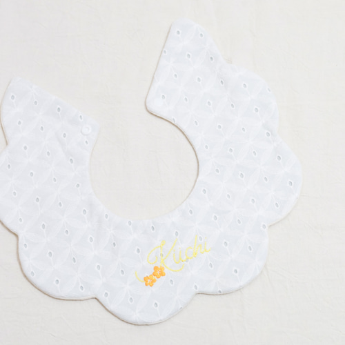 花刺繍 × レース】花文字もこもこスタイ 名入れ コットンレース 花刺繍