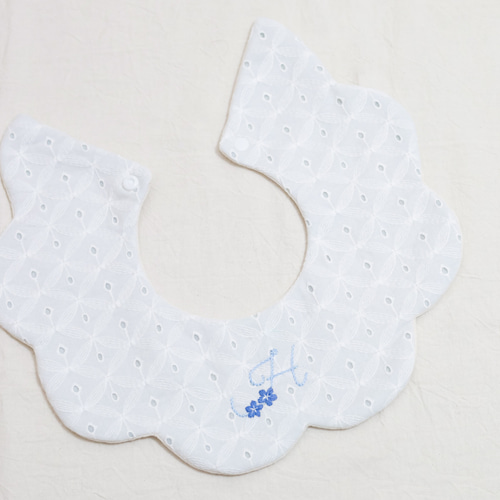 花刺繍 × レース】花文字もこもこスタイ 名入れ コットンレース 花刺繍