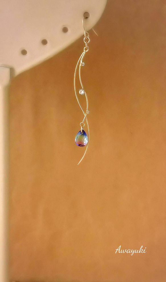 小さなガラスしずくとジルコニアウェーブの上品ピアス(ネイビー・ライトブルー・パープル・グラデーション・上品・雫・春・夏) 5枚目の画像