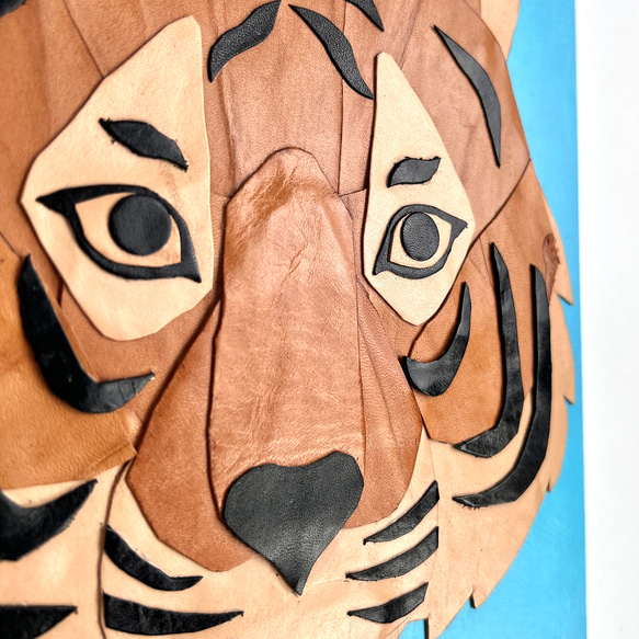レザーのコラージュアート（トラ）タイガー A4サイズ 木製パネル 原画 3枚目の画像